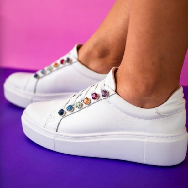 Tênis em Couro com Pedraria - Benini Shoes - Modelo BEST-SELLER da loja.
